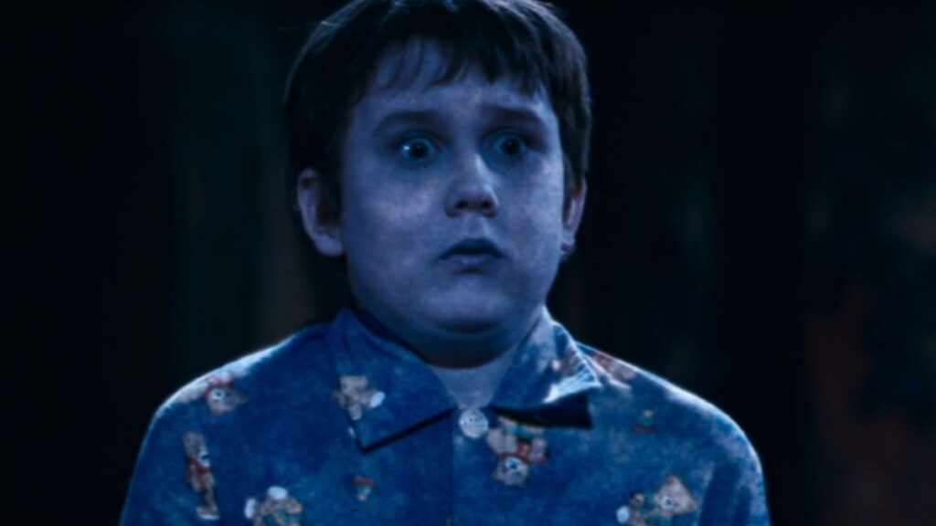 Neville subit le sortilège Petrificus Totalus à la fin de Harry Potter à l'école des sorciers