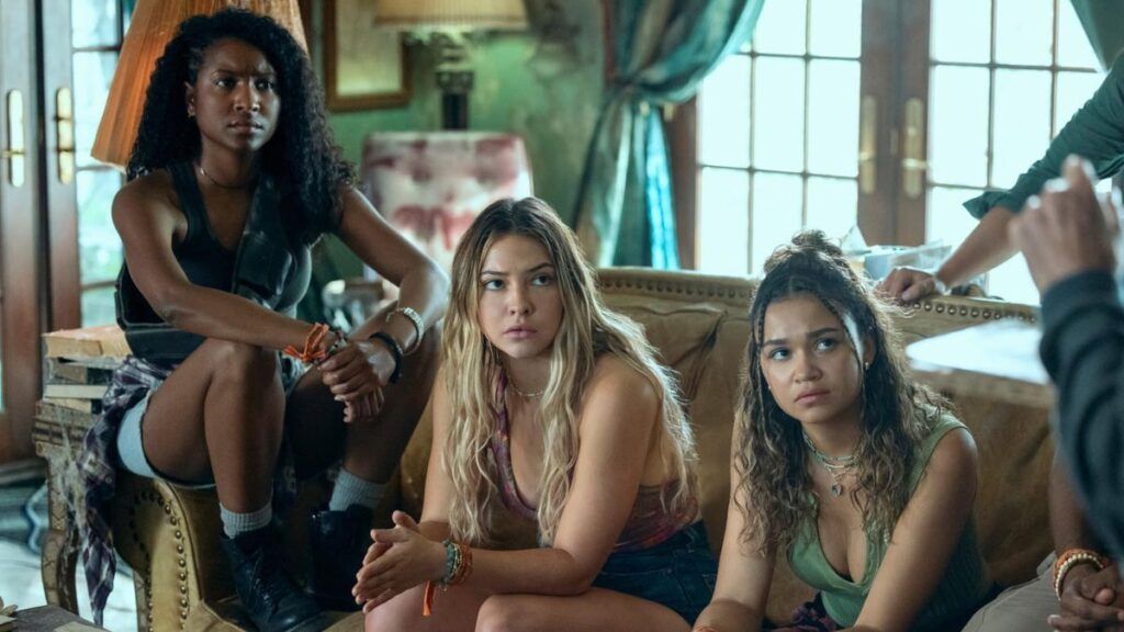 Cleo, Sarah Cameron et Kiara dans Outer Banks saison 4 Netflix