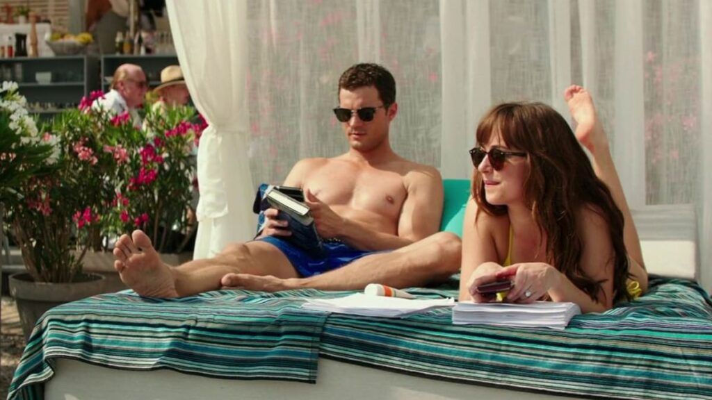 Christian (Jamie Dornan) et Anastasia (Dakota Johnson) dans le film 50 Nuances plus claires.