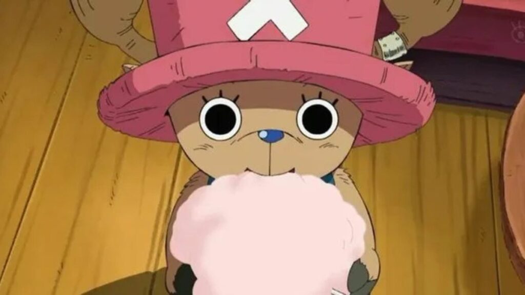 Chopper, mangeant une barbe à papa sur le navire des mugiwaras dans l'anime One Piece