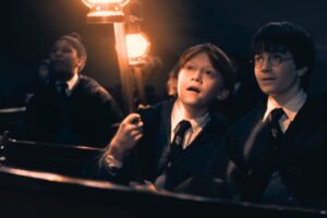 Harry Potter : pourquoi les élèves arrivent-ils en barque à Poudlard dans le premier film ?