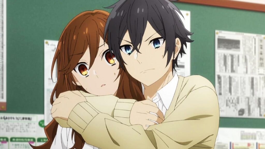 Miyamura, enlaçant Hori par surprise dans leur salle de classe de l'anime Horimiya