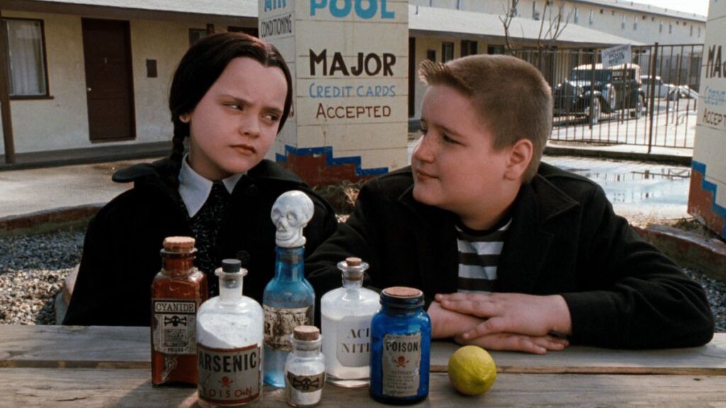 Mercredi (Christina Ricci) et Pugsley Addams (Jimmy Workman) dans le film La Famille Addams.