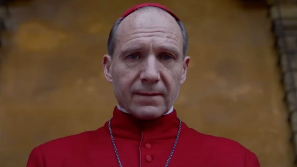 Ralph Fiennes en cardinal Thomas Lawrence dans Conclave