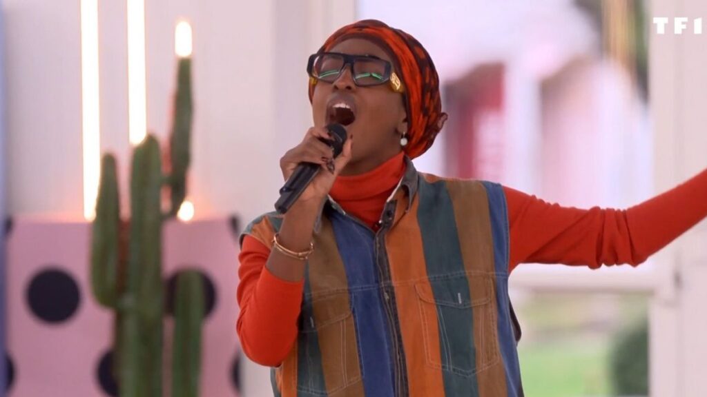 Ebony chante Easy On Me d'Adele lors d'une évaluation à la Star Academy 2024.