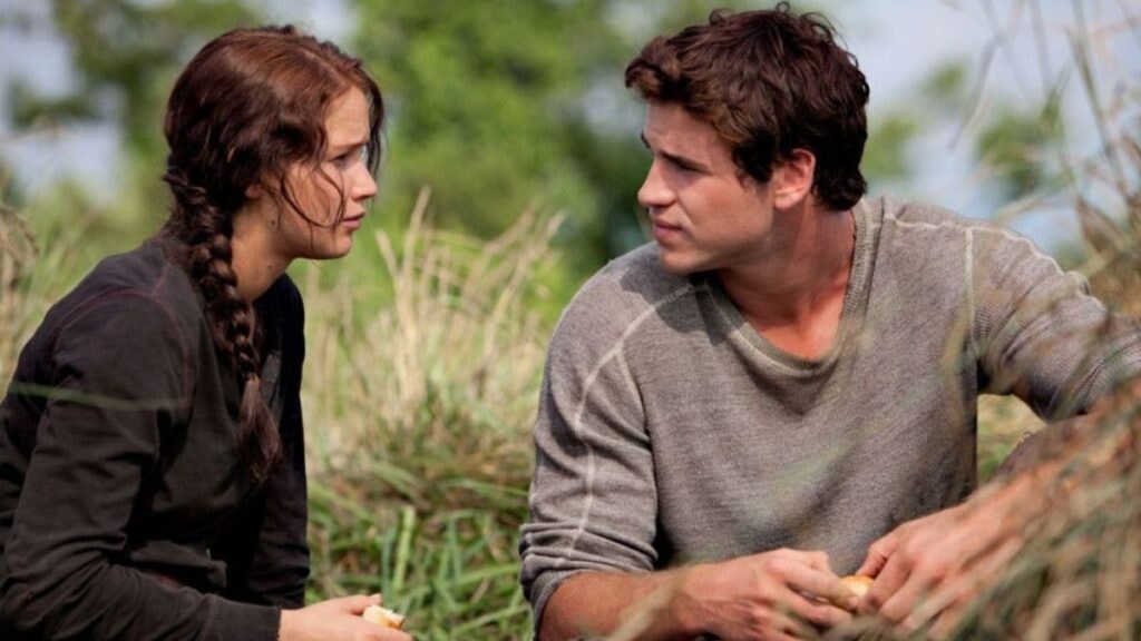 Katniss et Gale dans un champ dans le premier film Hunger Games