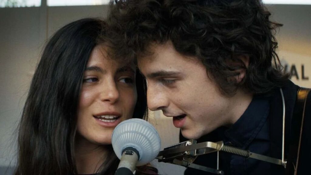 Monica Barbaro et Timothée Chalamet dans Un Parfait Inconnu