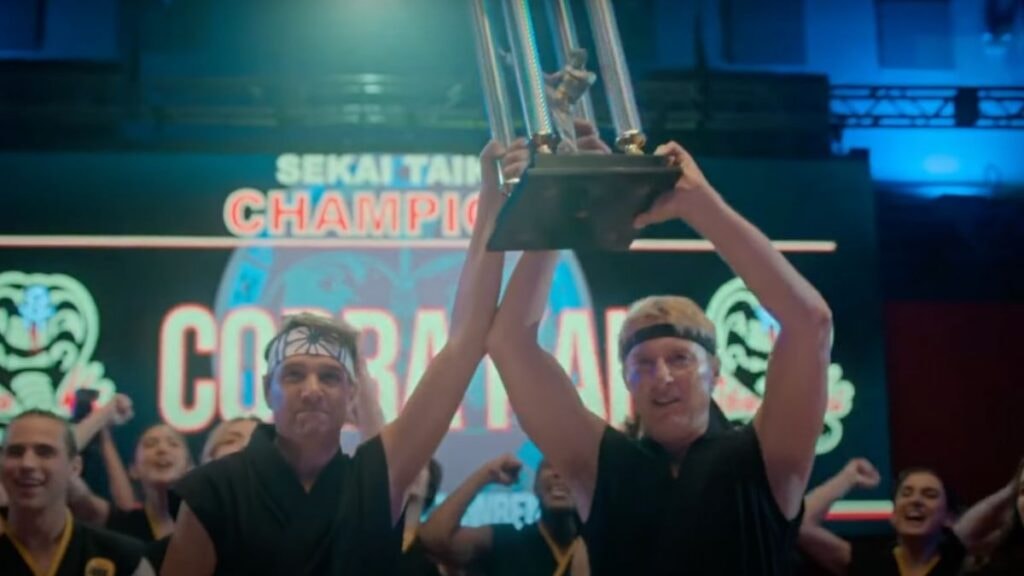 Daniel et Johnny à la fin de de la série Cobra Kai