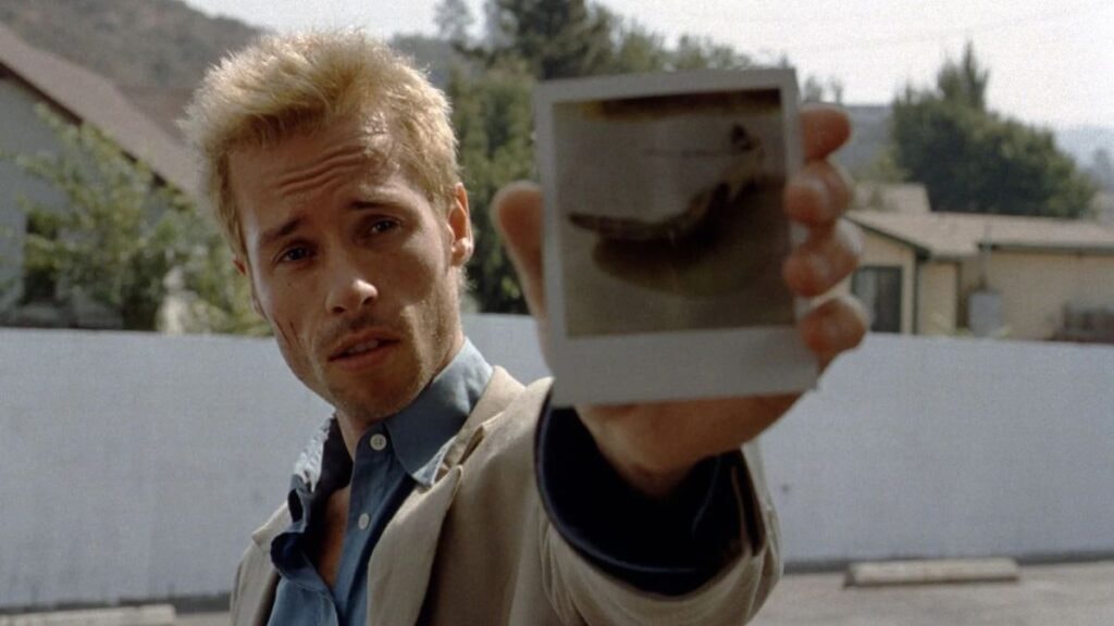 Guy Pearce dans Memento de Christopher Nolan