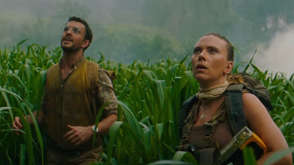 jonathan Bailey et Scarlett Johansson dans Jurassic World Renaissance