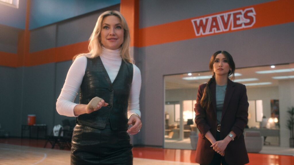 Isla Gordon (Kate Hudson) et Ali Lee (Brenda Song) dans la série La Meneuse sur Netflix.