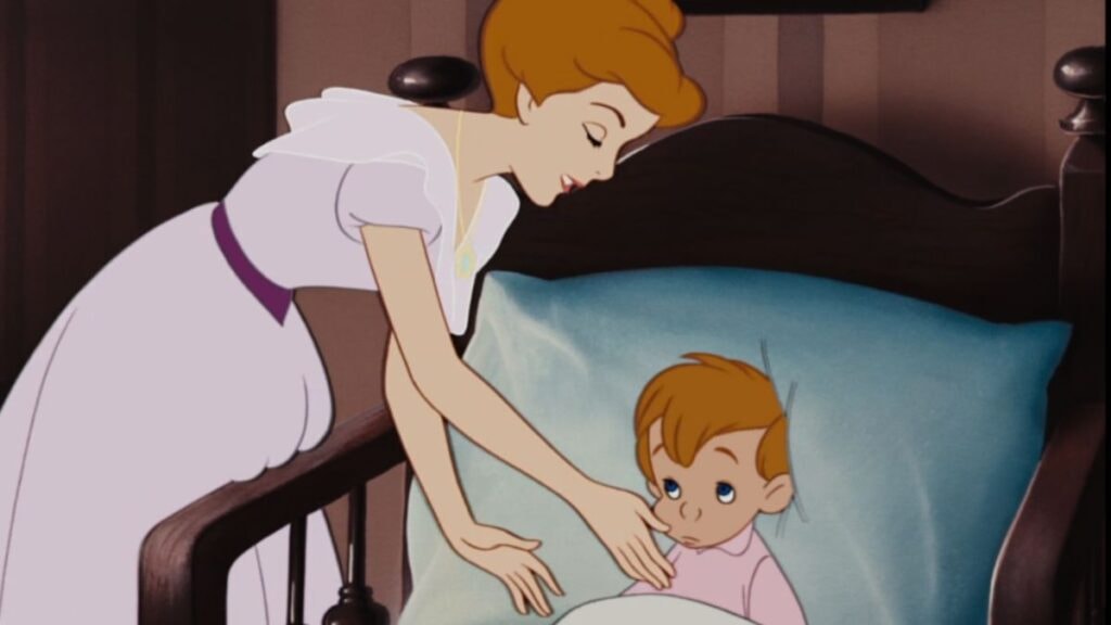 Madame Darling borde Michel dans son lit au début du film Peter Pan