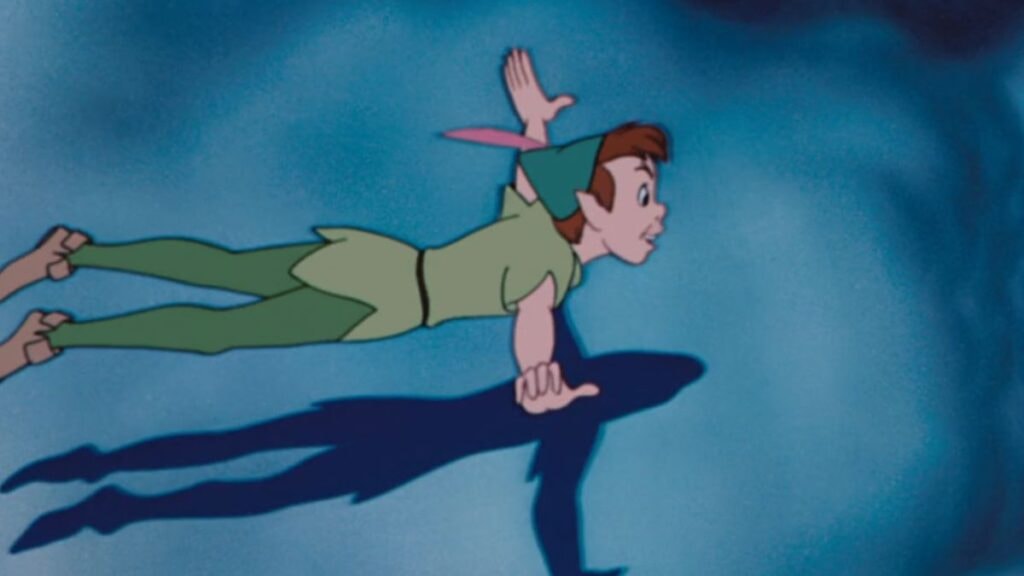 Peter Pan vole au dessus des nuages