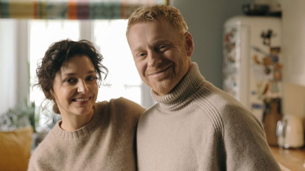 Greta et Jacek dans la série Juste un regard sur Netflix.