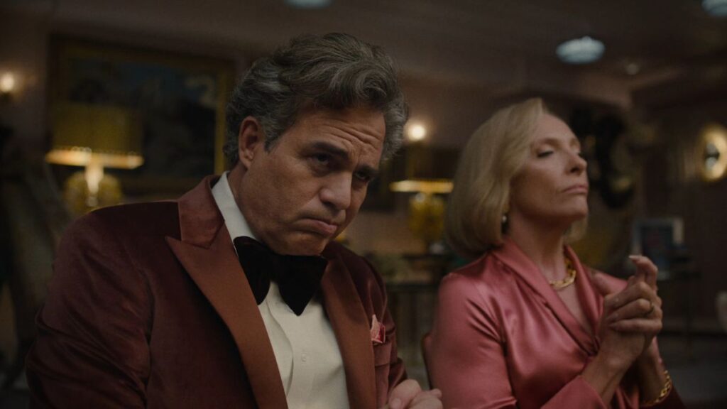 Mark Ruffalo et Toni Collette dans le film Mickey 17.